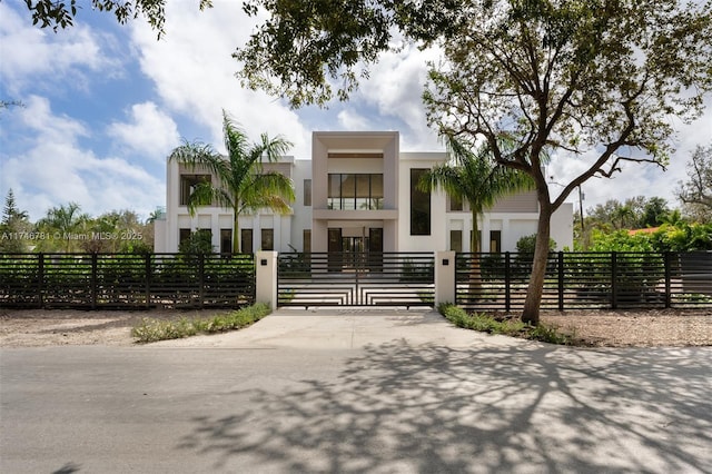 view of front of home featuring a fenced front yard, a gate, and stucco siding