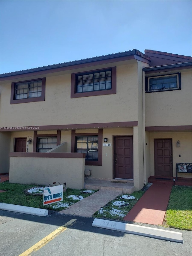 townhome / multi-family property featuring stucco siding