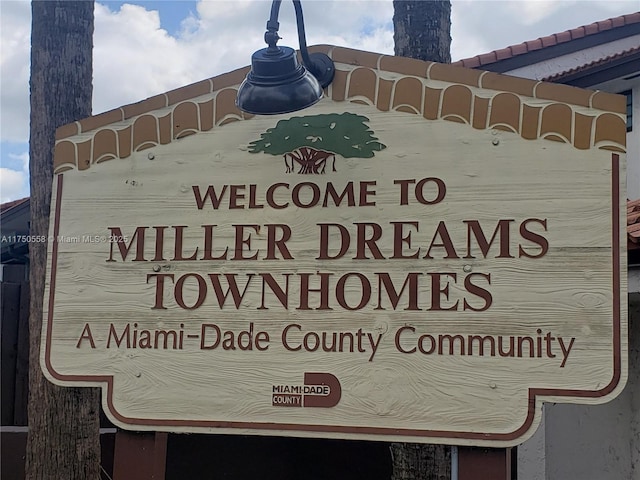 view of community / neighborhood sign