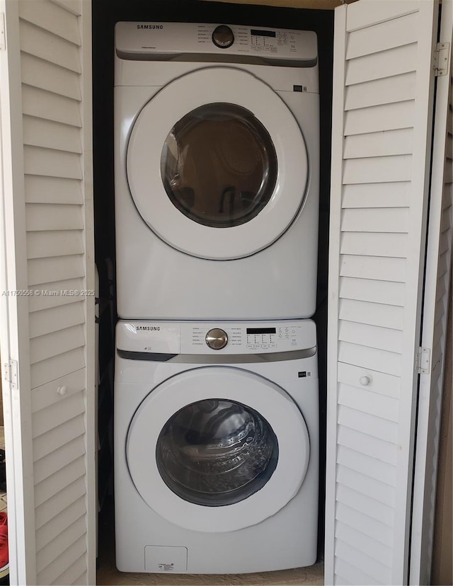 laundry room featuring laundry area and stacked washing maching and dryer