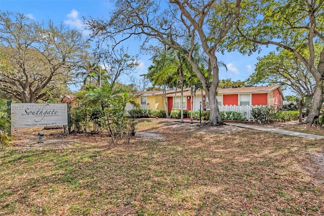 view of front of home featuring a front yard and stucco siding