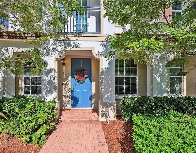 property entrance featuring stucco siding