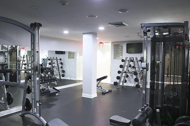 exercise room with visible vents and baseboards