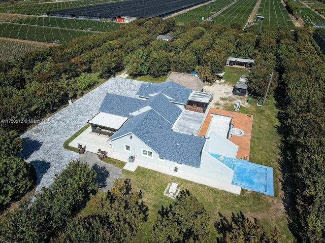 birds eye view of property featuring a rural view