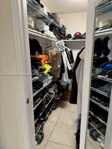 walk in closet featuring tile patterned floors