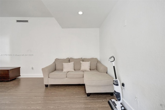 living room with baseboards, visible vents, wood finished floors, and recessed lighting