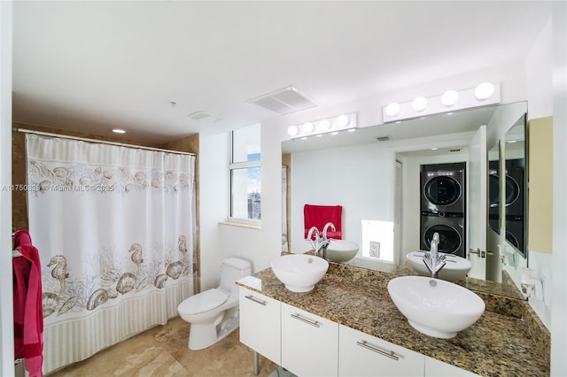 full bath with visible vents, toilet, shower / bath combo with shower curtain, stacked washing maching and dryer, and a sink