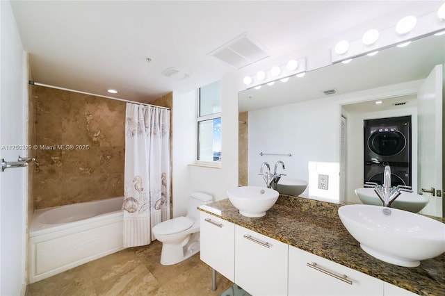 full bath featuring toilet, a sink, visible vents, and shower / bathtub combination with curtain