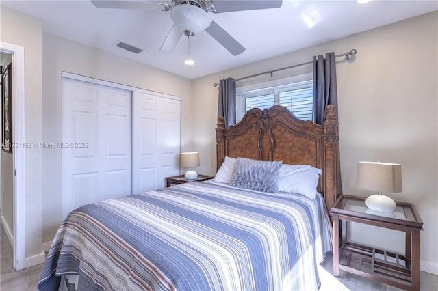 bedroom featuring a ceiling fan, a closet, visible vents, and baseboards