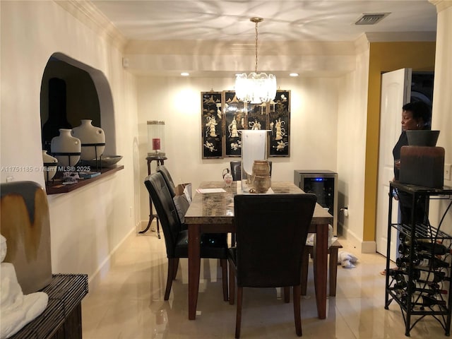 dining space featuring visible vents, baseboards, and an inviting chandelier