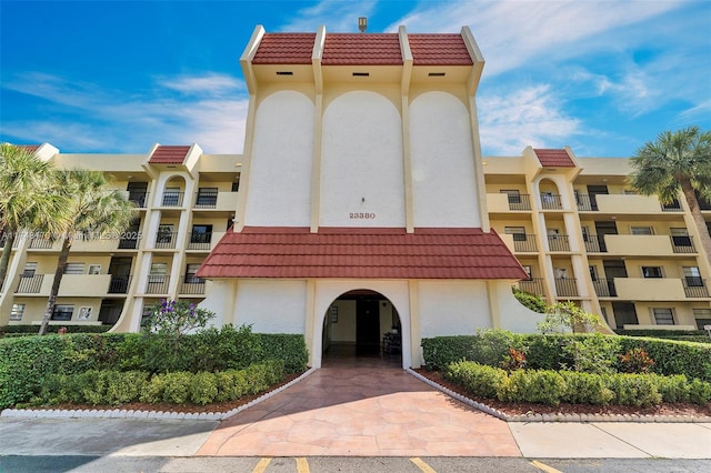 view of apartment building / complex