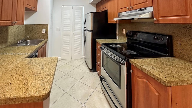 kitchen with light tile patterned floors, stainless steel appliances, decorative backsplash, a sink, and under cabinet range hood