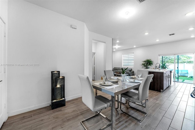 dining area featuring baseboards, recessed lighting, visible vents, and light wood-style floors