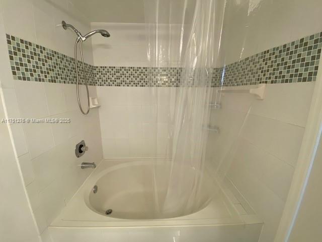 full bath with shower / bathtub combination with curtain