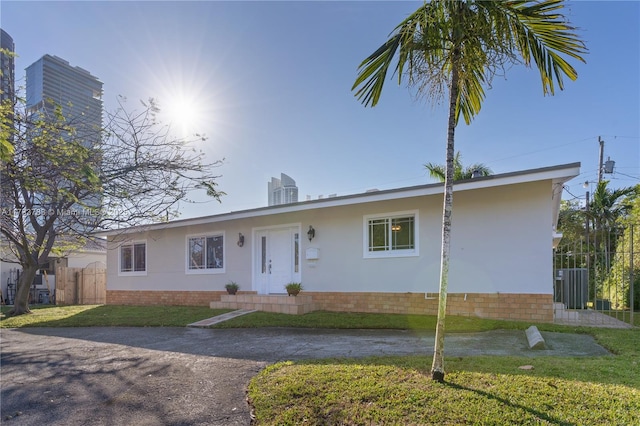 ranch-style house with a front yard