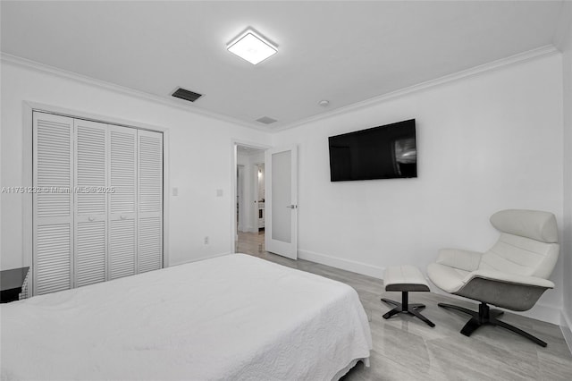 bedroom featuring baseboards, visible vents, and crown molding