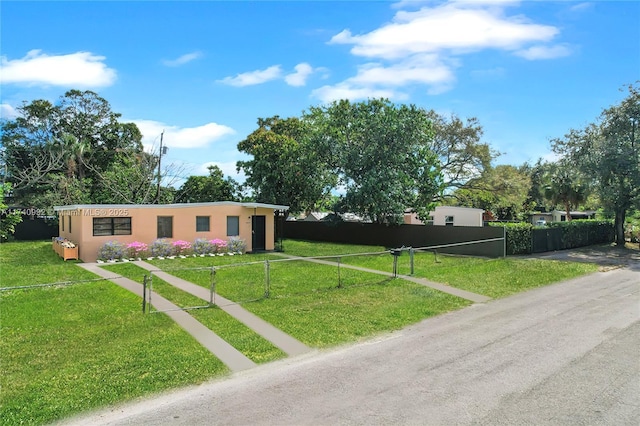 view of front of home featuring a fenced front yard and a front yard