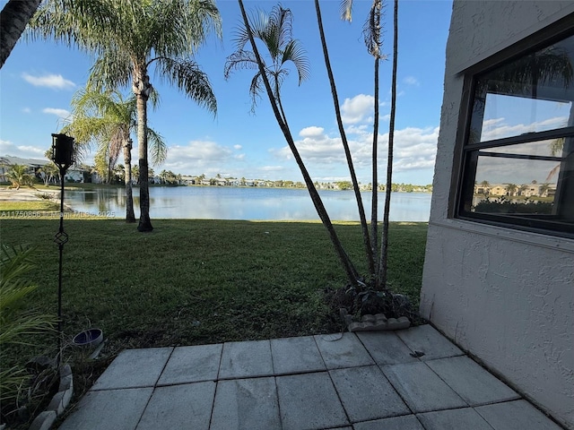 view of yard featuring a water view