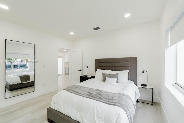 bedroom with light wood-style flooring, visible vents, baseboards, and recessed lighting