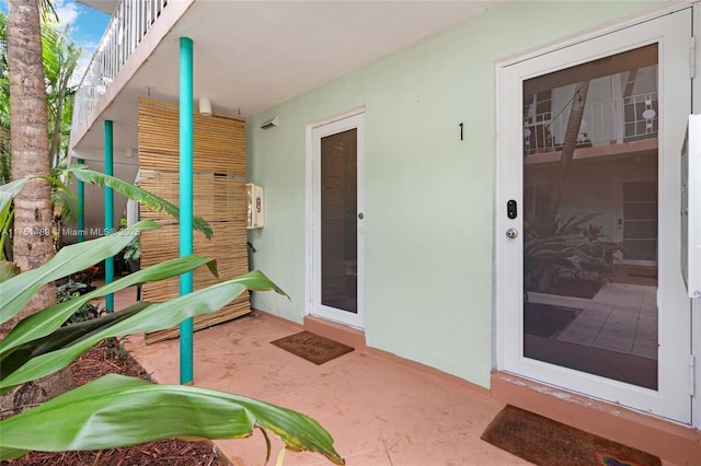 doorway to property with a patio area and stucco siding