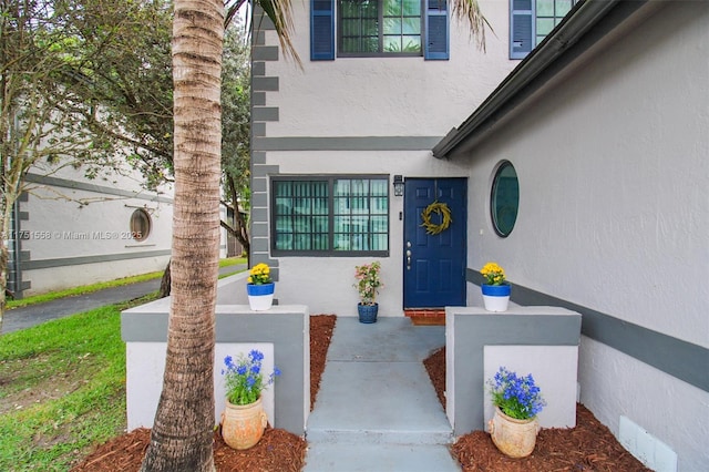 entrance to property with stucco siding