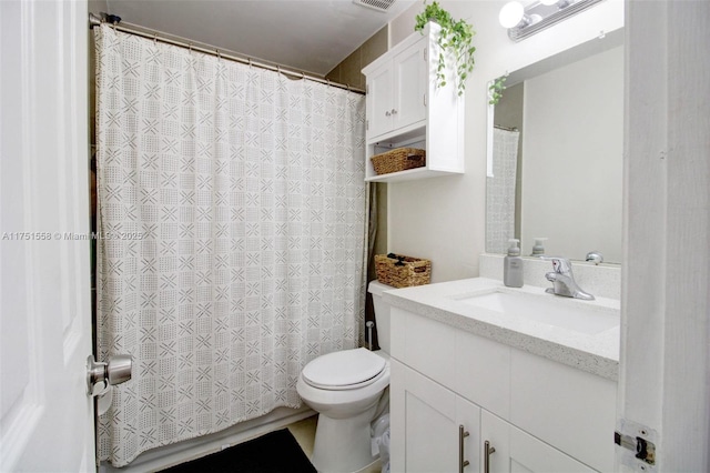 full bath featuring a shower with shower curtain, visible vents, vanity, and toilet