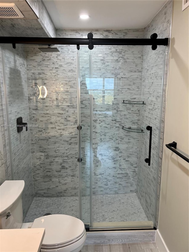 full bathroom featuring visible vents, a shower stall, and toilet