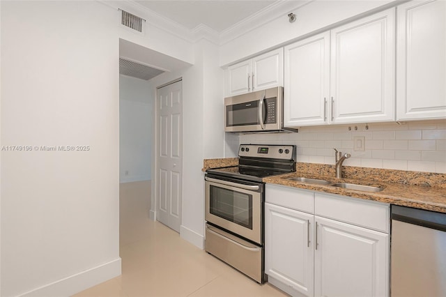 kitchen with stainless steel appliances, a sink, visible vents, and decorative backsplash