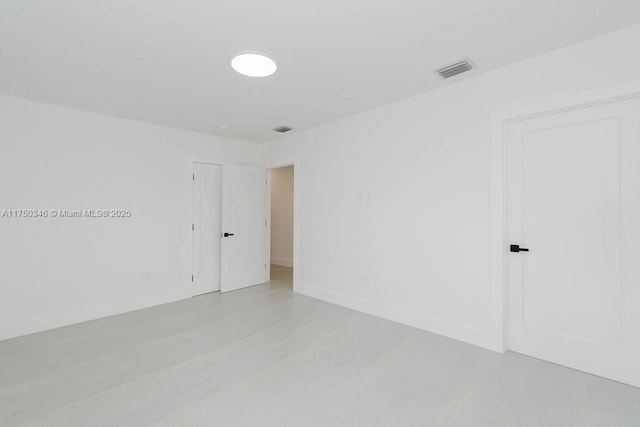 spare room with visible vents and baseboards