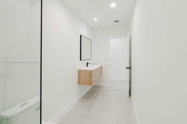 bathroom with recessed lighting, visible vents, toilet, vanity, and baseboards