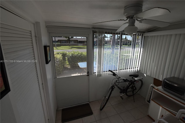 sunroom / solarium featuring ceiling fan