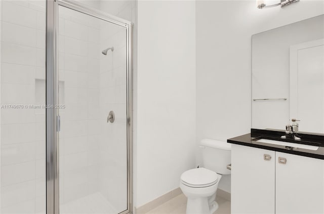 full bath featuring vanity, a shower stall, toilet, and baseboards