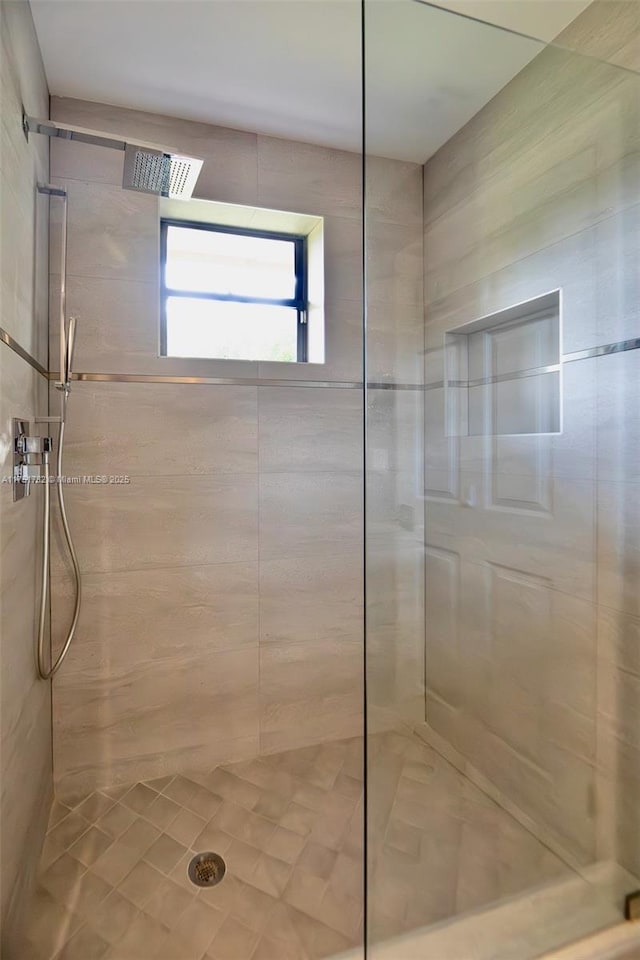 bathroom featuring tiled shower