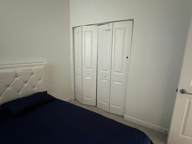 unfurnished bedroom featuring baseboards and a closet