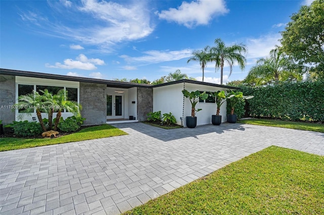 view of front of house featuring a front yard