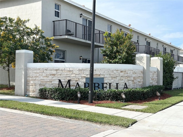 community / neighborhood sign featuring a residential view and fence