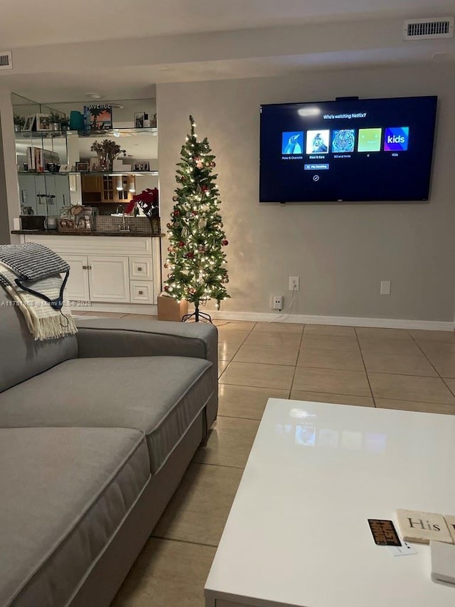 living area featuring visible vents, baseboards, and light tile patterned floors