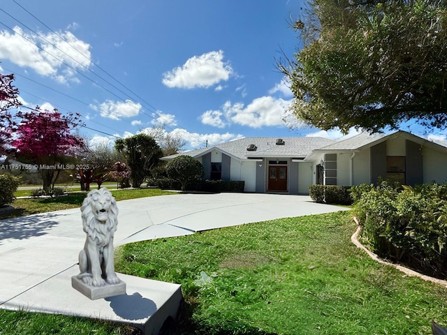 view of yard featuring driveway