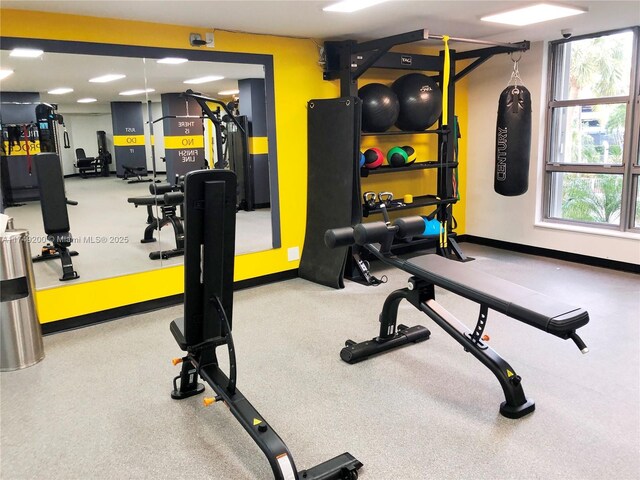 exercise room featuring baseboards