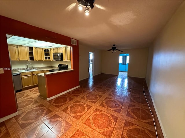 kitchen featuring black electric range, visible vents, a sink, ceiling fan, and dishwasher