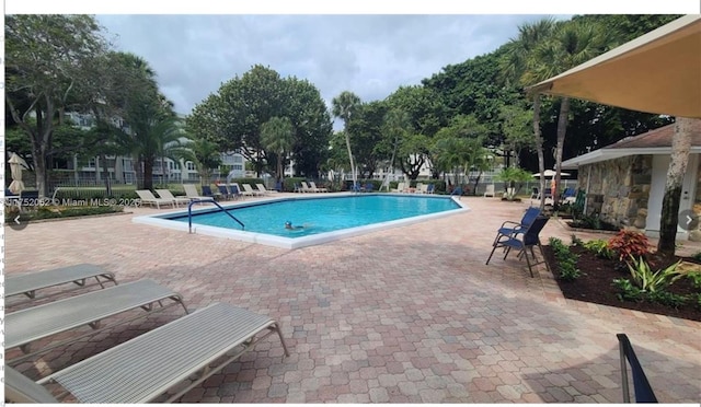 2650 S Course Dr Unit 410, Pompano Beach, FL 33069 - community pool with a patio