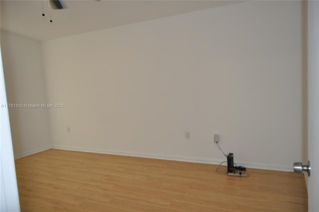 unfurnished room with light wood-type flooring, ceiling fan, and baseboards