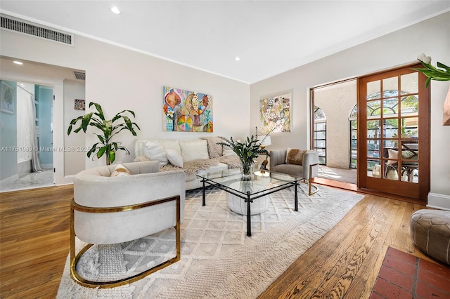 living area featuring light wood-type flooring, visible vents, baseboards, and recessed lighting