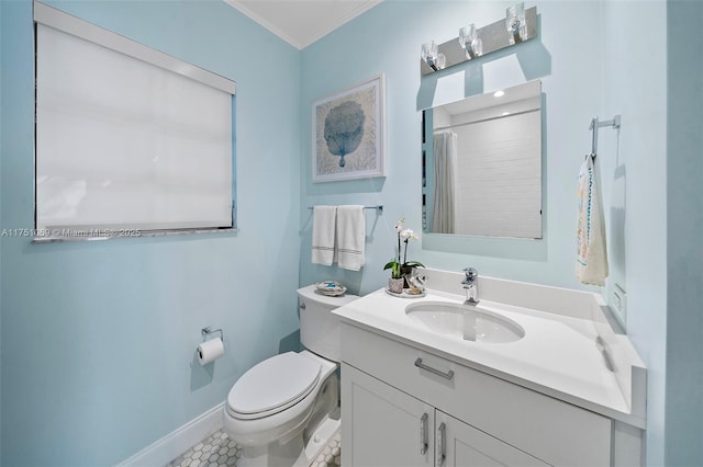 bathroom featuring curtained shower, toilet, ornamental molding, vanity, and baseboards