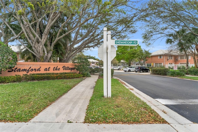 community / neighborhood sign featuring a lawn