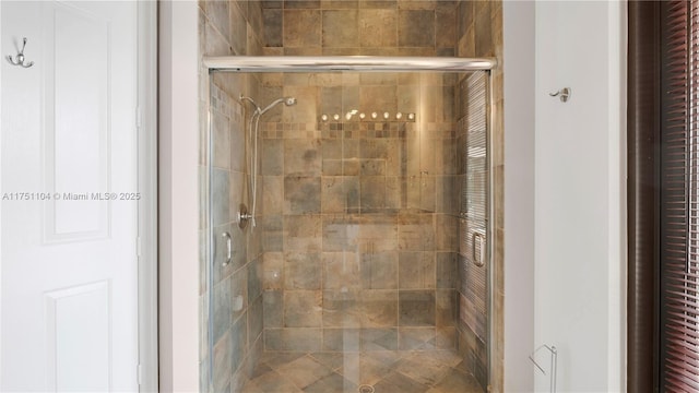 full bathroom featuring tiled shower