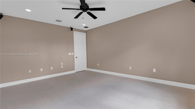 unfurnished room featuring a barn door, baseboards, visible vents, a ceiling fan, and recessed lighting