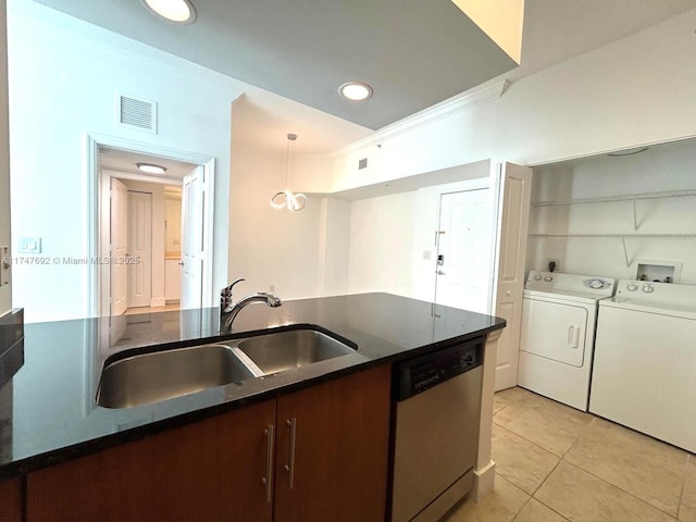 kitchen with pendant lighting, washing machine and clothes dryer, visible vents, a sink, and dishwasher