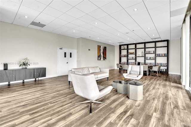 living area featuring recessed lighting, wood finished floors, and baseboards