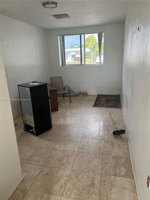 spare room featuring light tile patterned floors